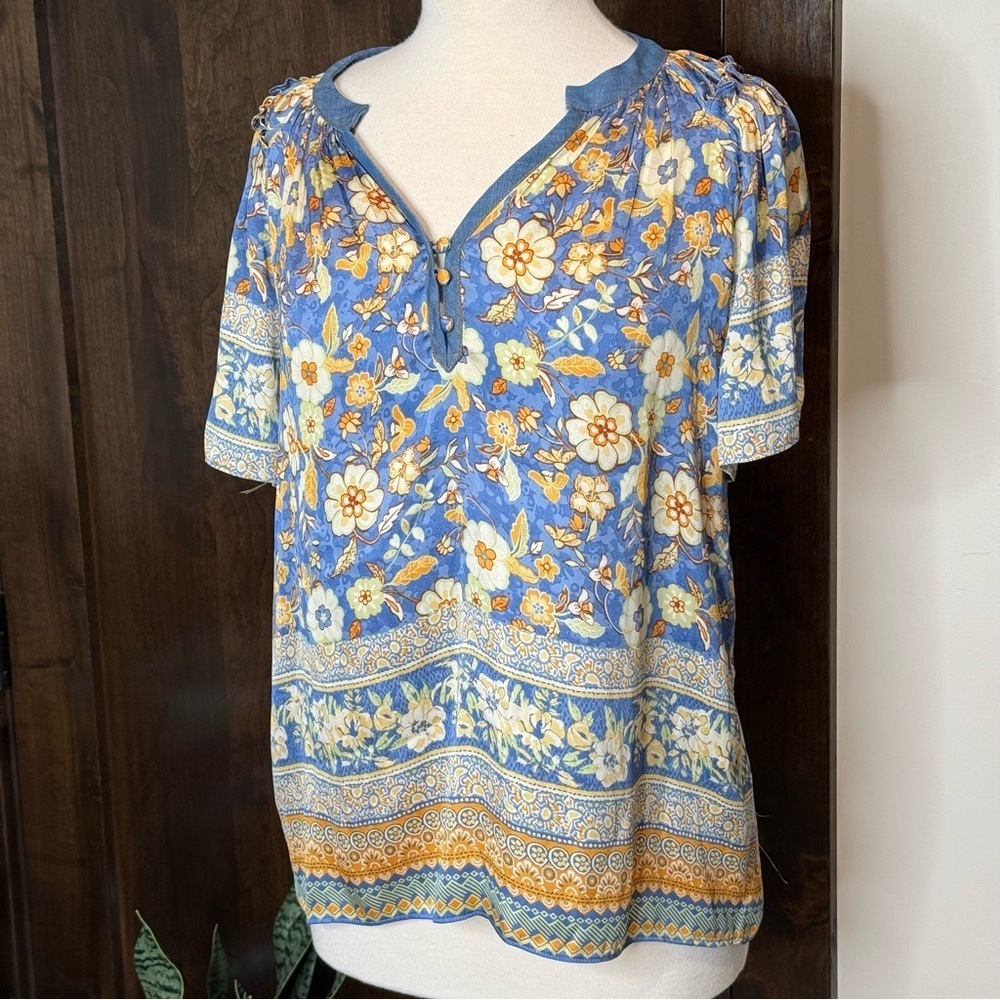 Current Air Los Angeles Silky flowy 1/2 sleeve blouse Vneck floral border print